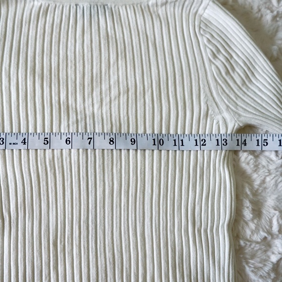 EXPRESS - V-neck zip up top ribbed half sleeve -  off white  - Size Small - Picture 6 of 9